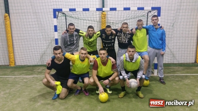 Zdjęcie w galerii na portalu naszraciborz.pl: Inauguracja III edycji Rudzkiej Amatorskiej Ligi Piłki Nożnej Pięcioosobowej wiadomości z regionu