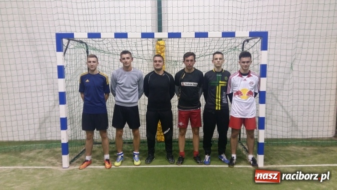 Zdjęcie w galerii na portalu naszraciborz.pl: Inauguracja III edycji Rudzkiej Amatorskiej Ligi Piłki Nożnej Pięcioosobowej wiadomości z regionu