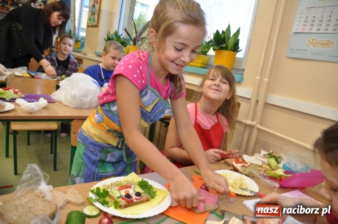 Zdjęcie w galerii na portalu naszraciborz.pl: Śniadania dały im moc! Uczniowie SP18 w ogólnopolskiej akcji wiadomości z regionu
