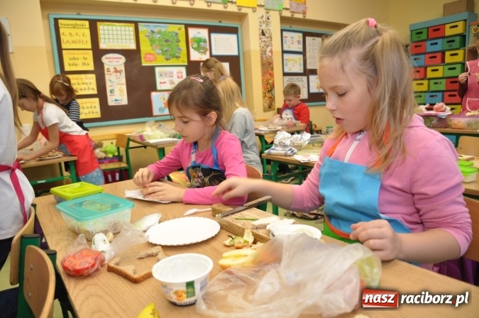 Zdjęcie w galerii na portalu naszraciborz.pl: Śniadania dały im moc! Uczniowie SP18 w ogólnopolskiej akcji wiadomości z regionu