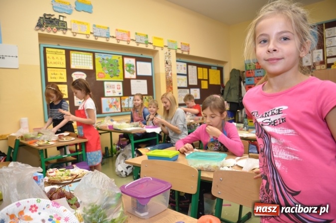 Zdjęcie w galerii na portalu naszraciborz.pl: Śniadania dały im moc! Uczniowie SP18 w ogólnopolskiej akcji wiadomości z regionu