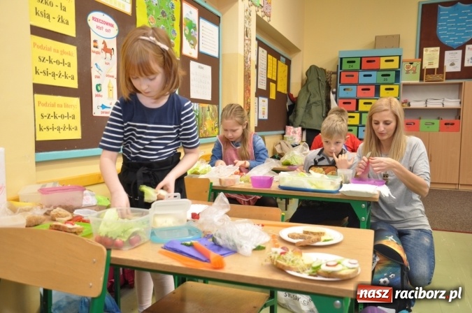 Zdjęcie w galerii na portalu naszraciborz.pl: Śniadania dały im moc! Uczniowie SP18 w ogólnopolskiej akcji wiadomości z regionu