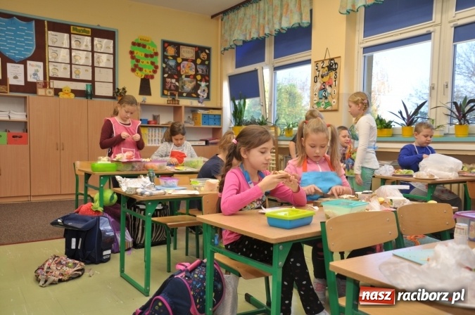 Zdjęcie w galerii na portalu naszraciborz.pl: Śniadania dały im moc! Uczniowie SP18 w ogólnopolskiej akcji wiadomości z regionu