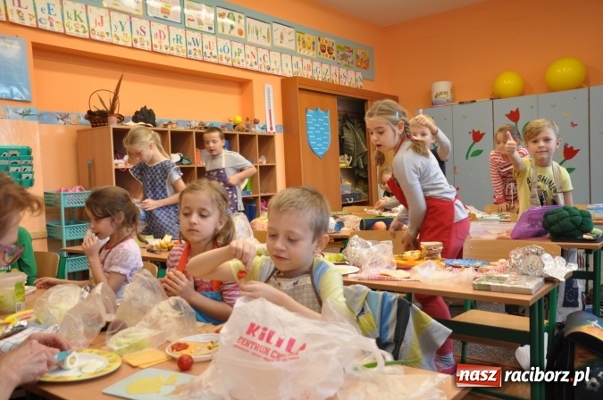 Zdjęcie w galerii na portalu naszraciborz.pl: Śniadania dały im moc! Uczniowie SP18 w ogólnopolskiej akcji wiadomości z regionu