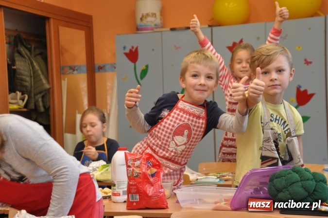 Zdjęcie w galerii na portalu naszraciborz.pl: Śniadania dały im moc! Uczniowie SP18 w ogólnopolskiej akcji wiadomości z regionu