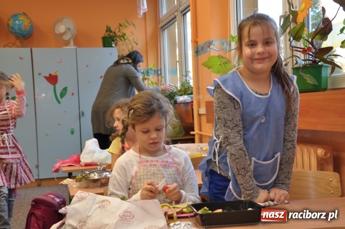 Zdjęcie w galerii na portalu naszraciborz.pl: Śniadania dały im moc! Uczniowie SP18 w ogólnopolskiej akcji wiadomości z regionu