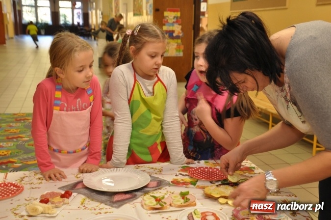 Zdjęcie w galerii na portalu naszraciborz.pl: Śniadania dały im moc! Uczniowie SP18 w ogólnopolskiej akcji wiadomości z regionu