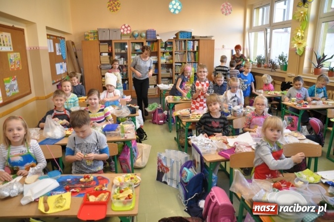 Zdjęcie w galerii na portalu naszraciborz.pl: Śniadania dały im moc! Uczniowie SP18 w ogólnopolskiej akcji wiadomości z regionu