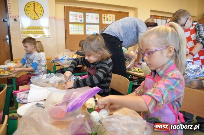 Zdjęcie w galerii na portalu naszraciborz.pl: Śniadania dały im moc! Uczniowie SP18 w ogólnopolskiej akcji wiadomości z regionu