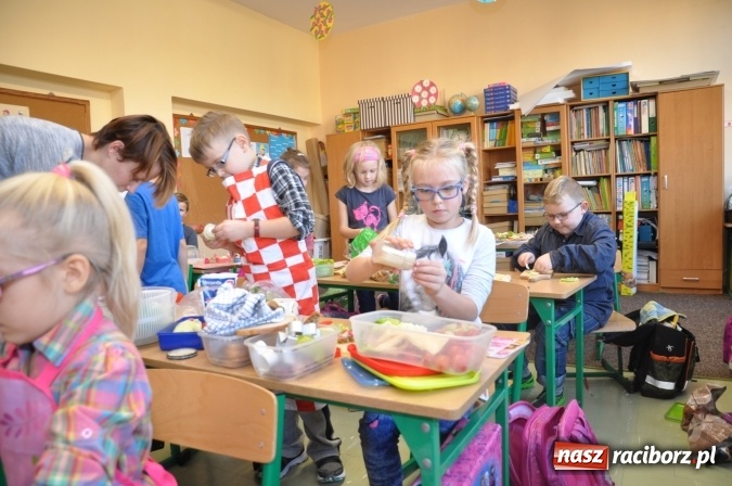 Zdjęcie w galerii na portalu naszraciborz.pl: Śniadania dały im moc! Uczniowie SP18 w ogólnopolskiej akcji wiadomości z regionu