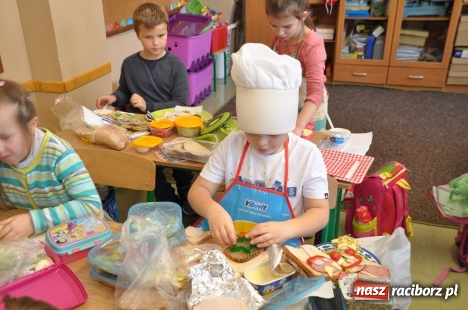 Zdjęcie w galerii na portalu naszraciborz.pl: Śniadania dały im moc! Uczniowie SP18 w ogólnopolskiej akcji wiadomości z regionu