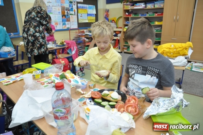Zdjęcie w galerii na portalu naszraciborz.pl: Śniadania dały im moc! Uczniowie SP18 w ogólnopolskiej akcji wiadomości z regionu