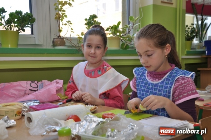 Zdjęcie w galerii na portalu naszraciborz.pl: Śniadania dały im moc! Uczniowie SP18 w ogólnopolskiej akcji wiadomości z regionu