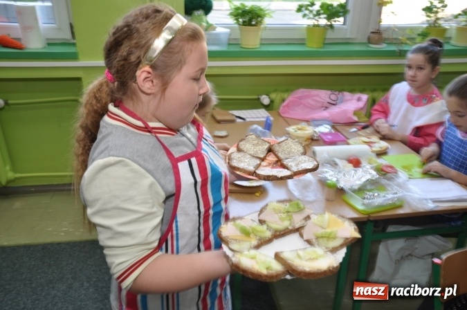 Zdjęcie w galerii na portalu naszraciborz.pl: Śniadania dały im moc! Uczniowie SP18 w ogólnopolskiej akcji wiadomości z regionu