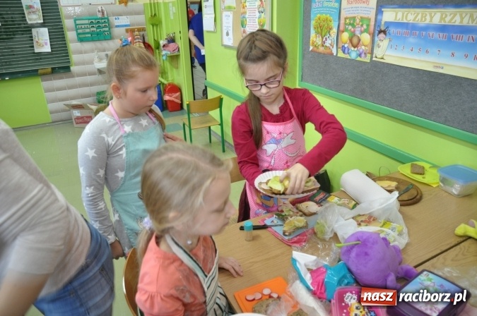 Zdjęcie w galerii na portalu naszraciborz.pl: Śniadania dały im moc! Uczniowie SP18 w ogólnopolskiej akcji wiadomości z regionu