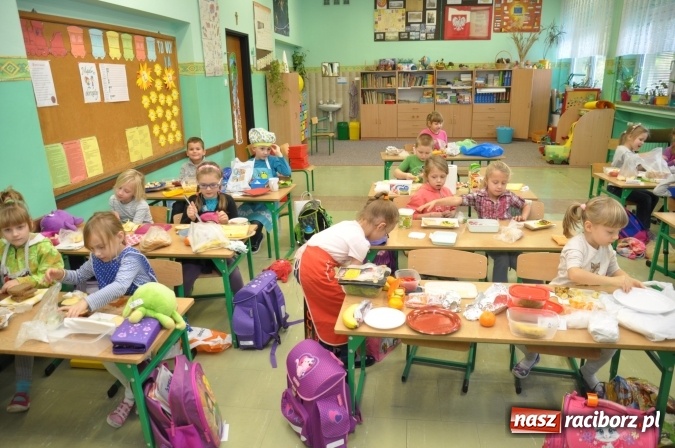 Zdjęcie w galerii na portalu naszraciborz.pl: Śniadania dały im moc! Uczniowie SP18 w ogólnopolskiej akcji wiadomości z regionu