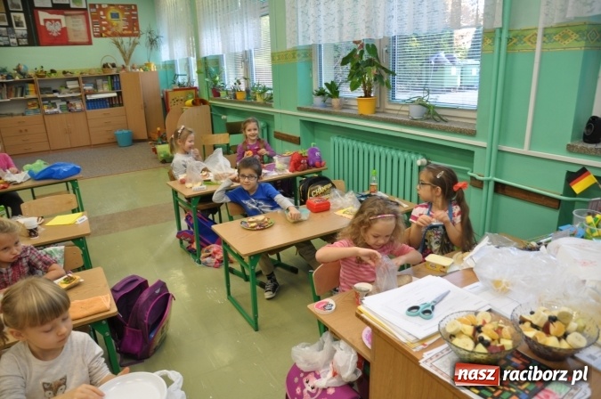 Zdjęcie w galerii na portalu naszraciborz.pl: Śniadania dały im moc! Uczniowie SP18 w ogólnopolskiej akcji wiadomości z regionu