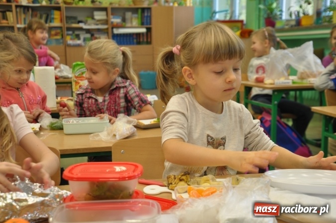 Zdjęcie w galerii na portalu naszraciborz.pl: Śniadania dały im moc! Uczniowie SP18 w ogólnopolskiej akcji wiadomości z regionu