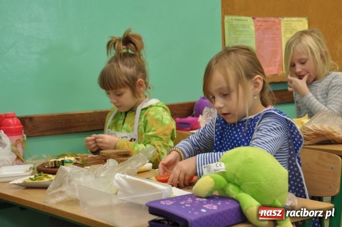 Zdjęcie w galerii na portalu naszraciborz.pl: Śniadania dały im moc! Uczniowie SP18 w ogólnopolskiej akcji wiadomości z regionu