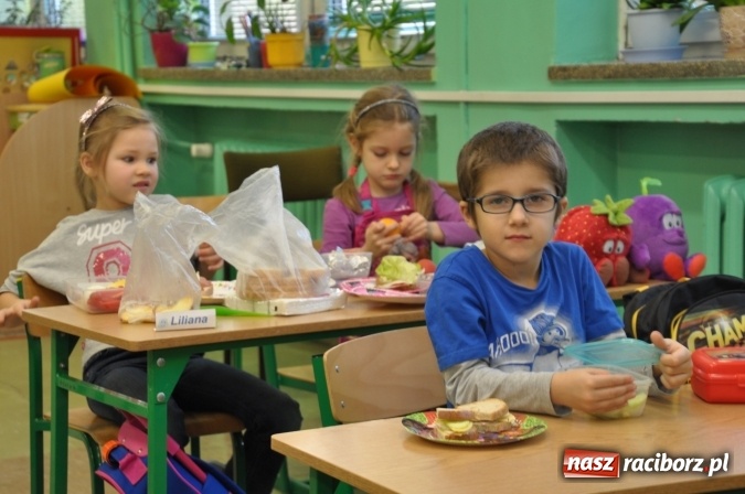 Zdjęcie w galerii na portalu naszraciborz.pl: Śniadania dały im moc! Uczniowie SP18 w ogólnopolskiej akcji wiadomości z regionu