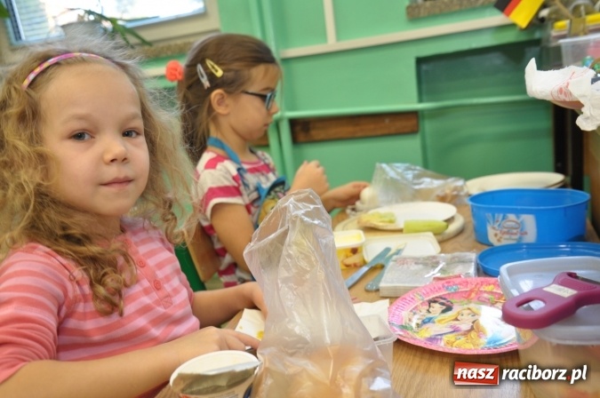 Zdjęcie w galerii na portalu naszraciborz.pl: Śniadania dały im moc! Uczniowie SP18 w ogólnopolskiej akcji wiadomości z regionu