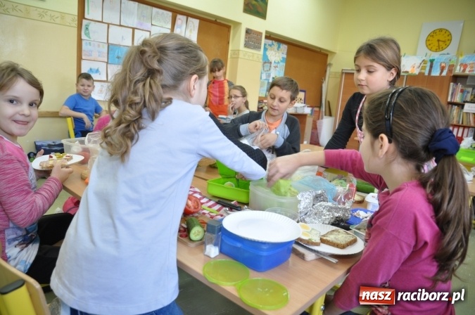 Zdjęcie w galerii na portalu naszraciborz.pl: Śniadania dały im moc! Uczniowie SP18 w ogólnopolskiej akcji wiadomości z regionu