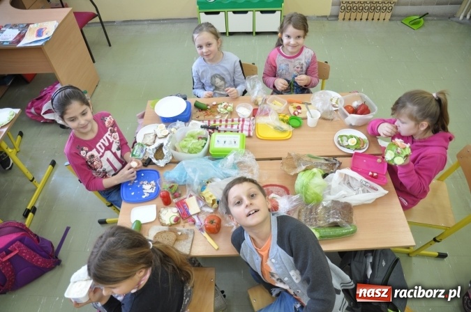 Zdjęcie w galerii na portalu naszraciborz.pl: Śniadania dały im moc! Uczniowie SP18 w ogólnopolskiej akcji wiadomości z regionu