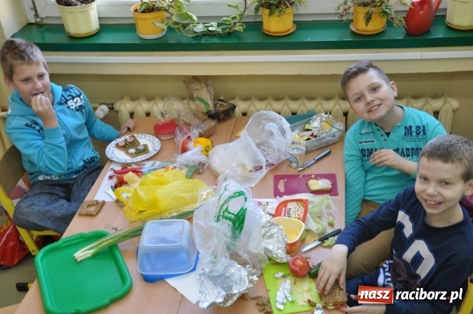 Zdjęcie w galerii na portalu naszraciborz.pl: Śniadania dały im moc! Uczniowie SP18 w ogólnopolskiej akcji wiadomości z regionu