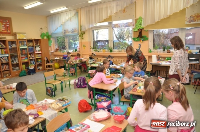 Zdjęcie w galerii na portalu naszraciborz.pl: Śniadania dały im moc! Uczniowie SP18 w ogólnopolskiej akcji wiadomości z regionu