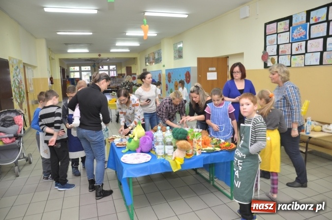 Zdjęcie w galerii na portalu naszraciborz.pl: Śniadania dały im moc! Uczniowie SP18 w ogólnopolskiej akcji wiadomości z regionu