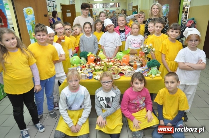 Zdjęcie w galerii na portalu naszraciborz.pl: Śniadania dały im moc! Uczniowie SP18 w ogólnopolskiej akcji wiadomości z regionu