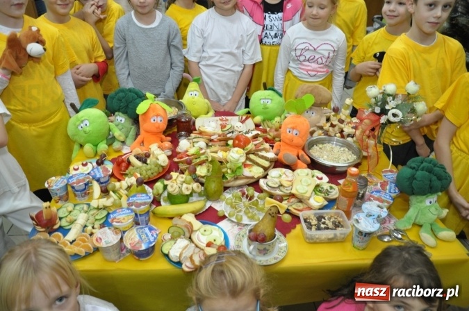 Zdjęcie w galerii na portalu naszraciborz.pl: Śniadania dały im moc! Uczniowie SP18 w ogólnopolskiej akcji wiadomości z regionu