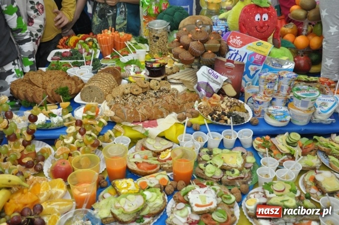 Zdjęcie w galerii na portalu naszraciborz.pl: Śniadania dały im moc! Uczniowie SP18 w ogólnopolskiej akcji wiadomości z regionu