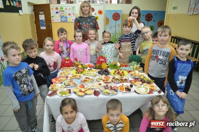 Zdjęcie w galerii na portalu naszraciborz.pl: Śniadania dały im moc! Uczniowie SP18 w ogólnopolskiej akcji wiadomości z regionu