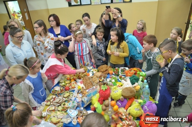 Zdjęcie w galerii na portalu naszraciborz.pl: Śniadania dały im moc! Uczniowie SP18 w ogólnopolskiej akcji wiadomości z regionu