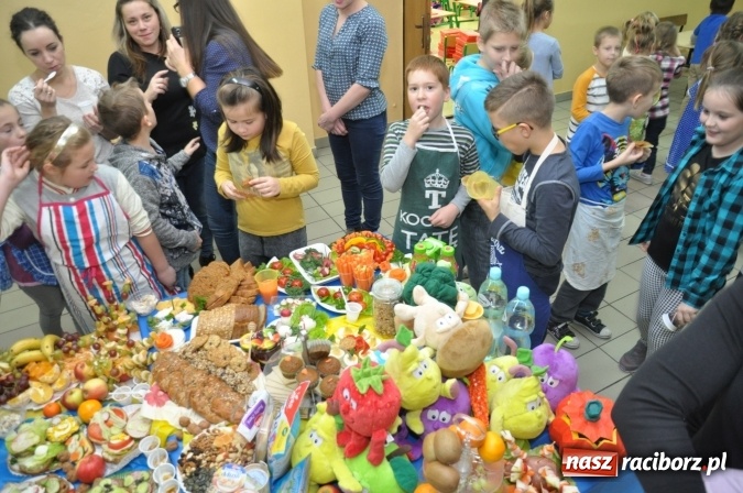 Zdjęcie w galerii na portalu naszraciborz.pl: Śniadania dały im moc! Uczniowie SP18 w ogólnopolskiej akcji wiadomości z regionu