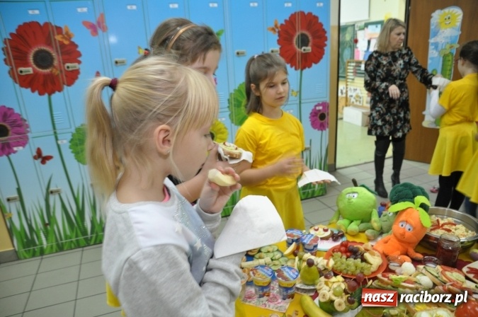 Zdjęcie w galerii na portalu naszraciborz.pl: Śniadania dały im moc! Uczniowie SP18 w ogólnopolskiej akcji wiadomości z regionu