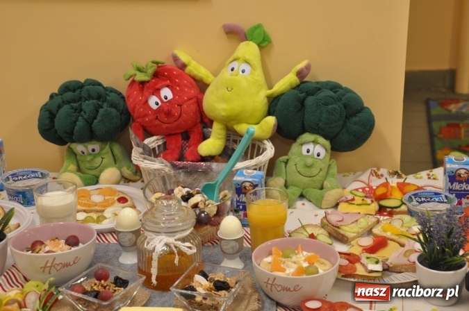 Zdjęcie w galerii na portalu naszraciborz.pl: Śniadania dały im moc! Uczniowie SP18 w ogólnopolskiej akcji wiadomości z regionu