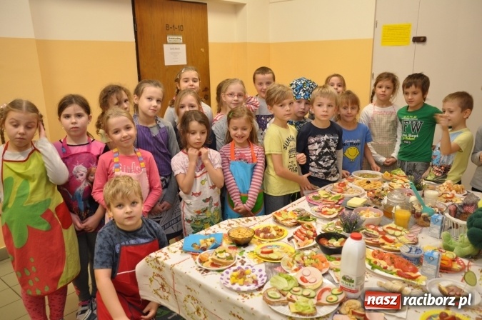 Zdjęcie w galerii na portalu naszraciborz.pl: Śniadania dały im moc! Uczniowie SP18 w ogólnopolskiej akcji wiadomości z regionu