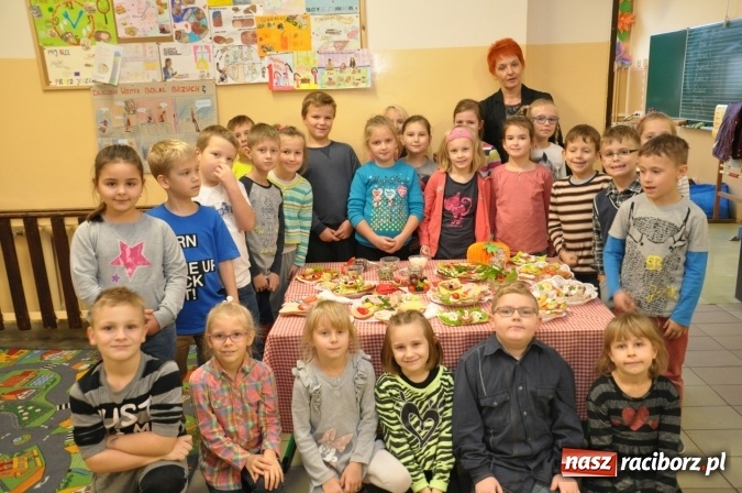 Zdjęcie w galerii na portalu naszraciborz.pl: Śniadania dały im moc! Uczniowie SP18 w ogólnopolskiej akcji wiadomości z regionu