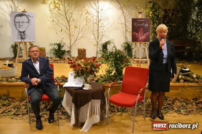Zdjęcie w galerii na portalu naszraciborz.pl: W zwierciadle satyry - promocja książki Zbigniewa Woźniaka na Zamku Piastowskim wiadomości z regionu