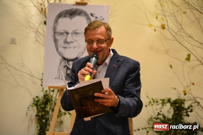 Zdjęcie w galerii na portalu naszraciborz.pl: W zwierciadle satyry - promocja książki Zbigniewa Woźniaka na Zamku Piastowskim wiadomości z regionu