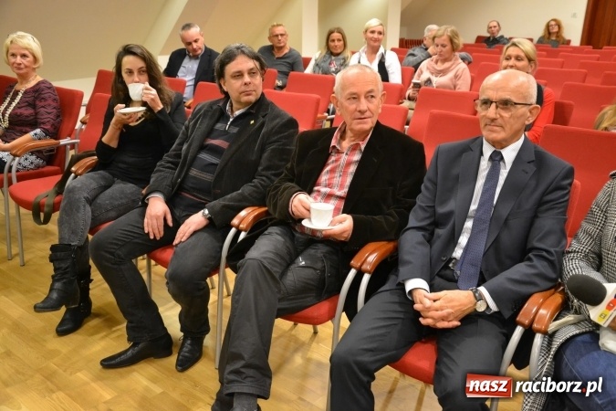 Zdjęcie w galerii na portalu naszraciborz.pl: W zwierciadle satyry - promocja książki Zbigniewa Woźniaka na Zamku Piastowskim wiadomości z regionu