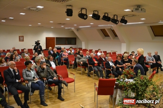 Zdjęcie w galerii na portalu naszraciborz.pl: W zwierciadle satyry - promocja książki Zbigniewa Woźniaka na Zamku Piastowskim wiadomości z regionu