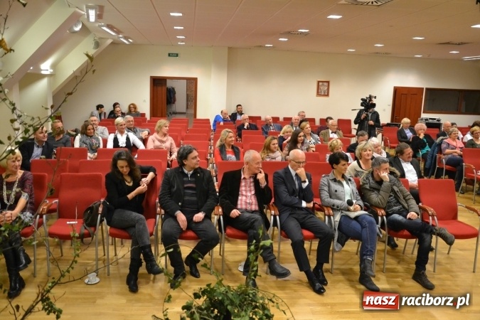 Zdjęcie w galerii na portalu naszraciborz.pl: W zwierciadle satyry - promocja książki Zbigniewa Woźniaka na Zamku Piastowskim wiadomości z regionu