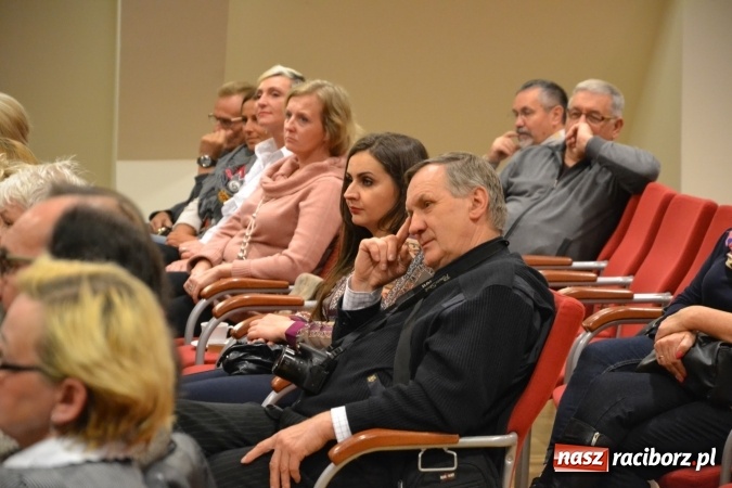 Zdjęcie w galerii na portalu naszraciborz.pl: W zwierciadle satyry - promocja książki Zbigniewa Woźniaka na Zamku Piastowskim wiadomości z regionu