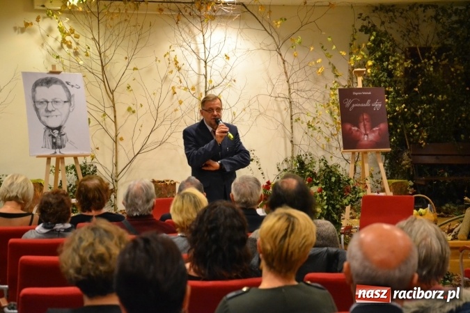 Zdjęcie w galerii na portalu naszraciborz.pl: W zwierciadle satyry - promocja książki Zbigniewa Woźniaka na Zamku Piastowskim wiadomości z regionu