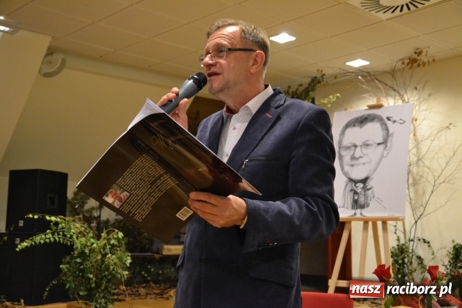 Zdjęcie w galerii na portalu naszraciborz.pl: W zwierciadle satyry - promocja książki Zbigniewa Woźniaka na Zamku Piastowskim wiadomości z regionu