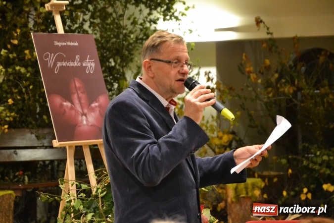 Zdjęcie w galerii na portalu naszraciborz.pl: W zwierciadle satyry - promocja książki Zbigniewa Woźniaka na Zamku Piastowskim wiadomości z regionu