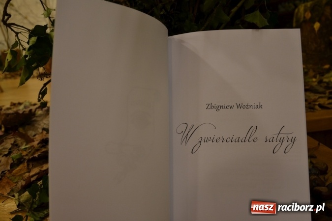 Zdjęcie w galerii na portalu naszraciborz.pl: W zwierciadle satyry - promocja książki Zbigniewa Woźniaka na Zamku Piastowskim wiadomości z regionu